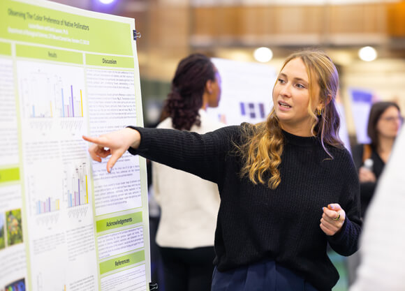 Louise Bacon presenting her poster at the Exploratorium